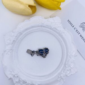 Heart-shaped inset two-hole closure 006